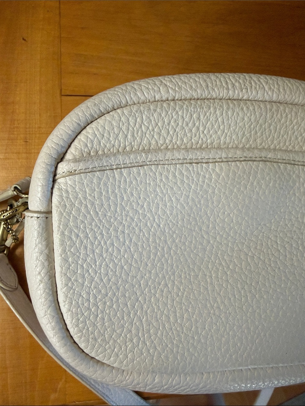 Coach Camera C5809 Cream Pebbled Leather Crossbody Bag with Turn-Lock Closure - Picture 2 of 16